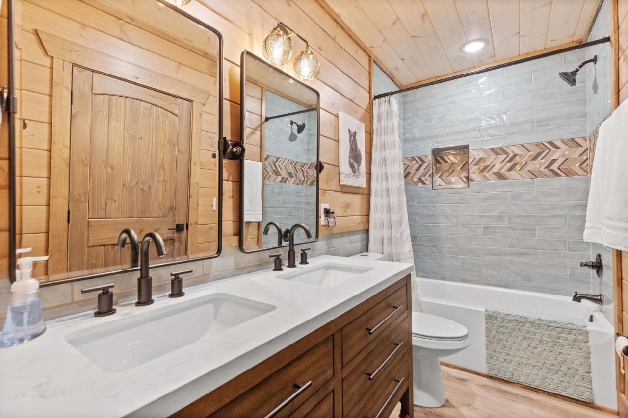 Mins To Gburg Sleeps 8 Hot Tub Arcade Area Pool Gatlinburg Exterior foto