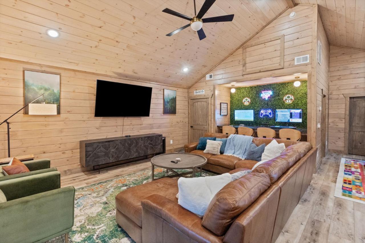 Mins To Gburg Sleeps 8 Hot Tub Arcade Area Pool Gatlinburg Exterior foto